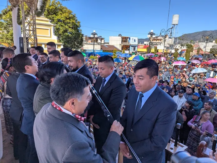 Junta Directiva de los 48 Cantones de Totonicapan Junta Directiva de los 48 Cantones de Totonicapán, a la derecha Eduardo Crescencio Tax. Foto La Hora: Esta foto es de una publicación. Ver publicación Totovision Totonicapán