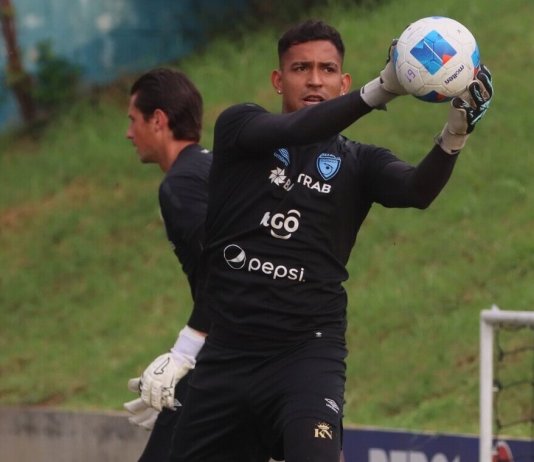Luis Fernando Tena aseguró que Kenderson Navarro será el portero titular de Guatemala ante la ausencia de Nicholas Hagen.