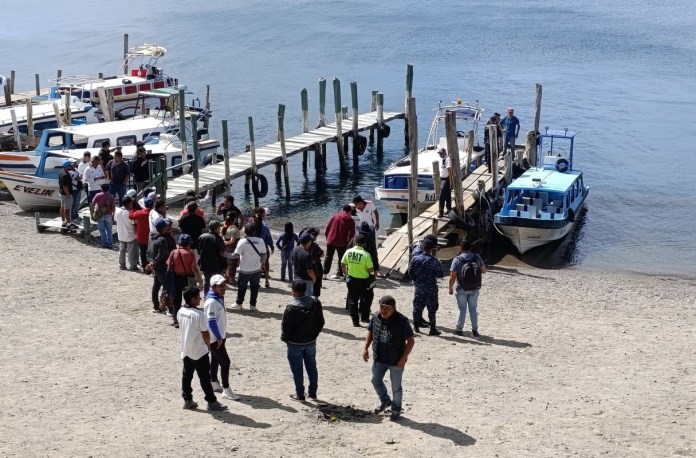 Seis personas fueron rescatadas y dos fallecidas tras naufragio de lancha en el lago de Atitlán. Foto: PMT Panajachel