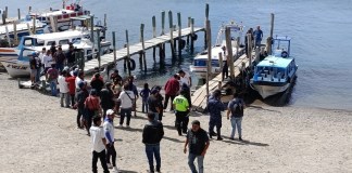 Seis personas fueron rescatadas y dos fallecidas tras naufragio de lancha en el lago de Atitlán. Foto: PMT Panajachel