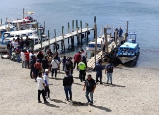 Seis personas fueron rescatadas y dos fallecidas tras naufragio de lancha en el lago de Atitlán. Foto: PMT Panajachel
