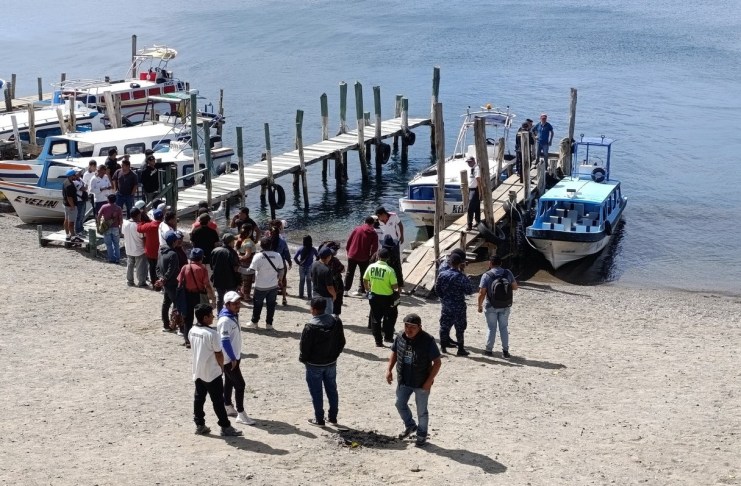 Seis personas fueron rescatadas y dos fallecidas tras naufragio de lancha en el Lago de Atitlán. Foto: PMT Panajachel