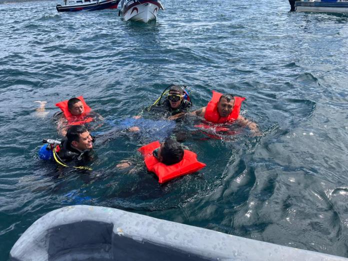 Lancha 3 Lancha volcó en el Lago de Atitlán mientras se dirigía de Panajachel hacia San Juan La Laguna. Foto La Hora: CVB.