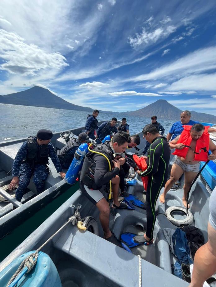 Lancha volcó en el Lago de Atitlán mientras se dirigía de Panajachel hacia San Juan La Laguna. Foto La Hora: CVB.