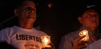Personas sostienen velas durante una jornada de oración este 16 de enero de 2026, en Maracaibo (Venezuela). Foto: La Hora/ EFE/ Henry Chirinos