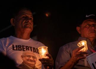 Personas sostienen velas durante una jornada de oración este 16 de enero de 2026, en Maracaibo (Venezuela). Foto: La Hora/ EFE/ Henry Chirinos