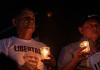 Personas sostienen velas durante una jornada de oración este 16 de enero de 2026, en Maracaibo (Venezuela). Foto: La Hora/ EFE/ Henry Chirinos