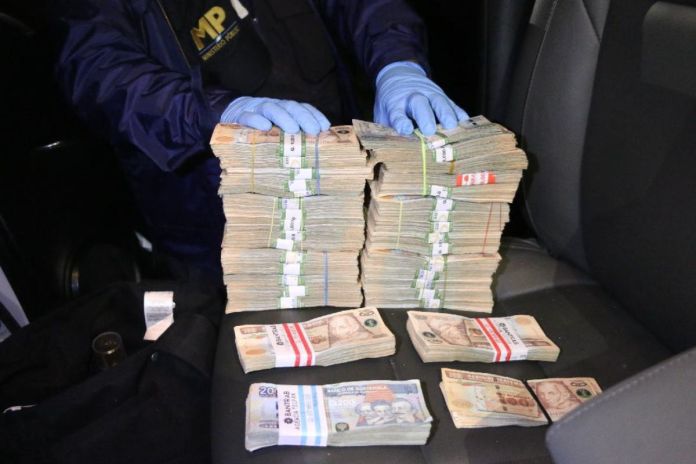Más de Q 300 mil en efectivo localizados en vehículo de una mujer por los que fue ligada a proceso. Foto La Hora: MP