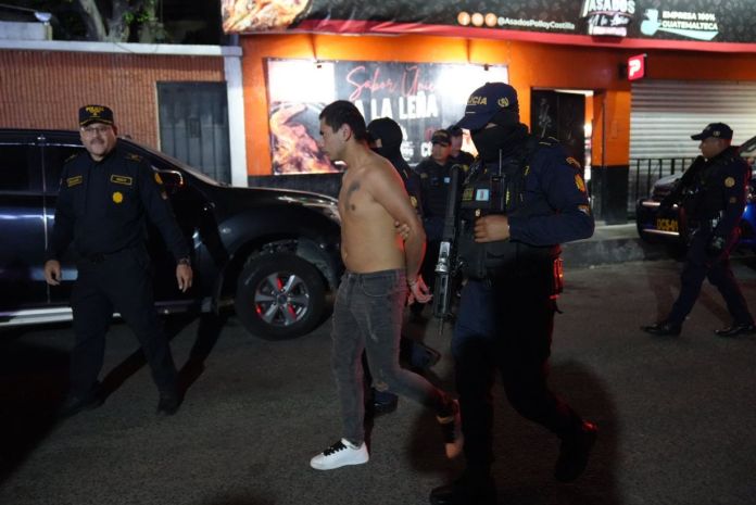 La Fiscalía contra el Delito de Extorsión en Coatepeque notificó a Harol Yeraldo Salguero Morales una orden de captura vigente por los delitos de asociación ilícita y conspiración para cometer exacciones intimidatorias. Foto La Hora: PNC