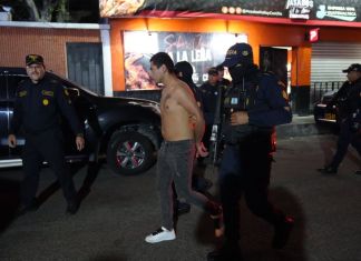 La Fiscalía contra el Delito de Extorsión en Coatepeque notificó a Harol Yeraldo Salguero Morales una orden de captura vigente por los delitos de asociación ilícita y conspiración para cometer exacciones intimidatorias. Foto La Hora: PNC