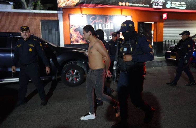 La Fiscalía contra el Delito de Extorsión en Coatepeque notificó a Harol Yeraldo Salguero Morales una orden de captura vigente por los delitos de asociación ilícita y conspiración para cometer exacciones intimidatorias. Foto La Hora: PNC