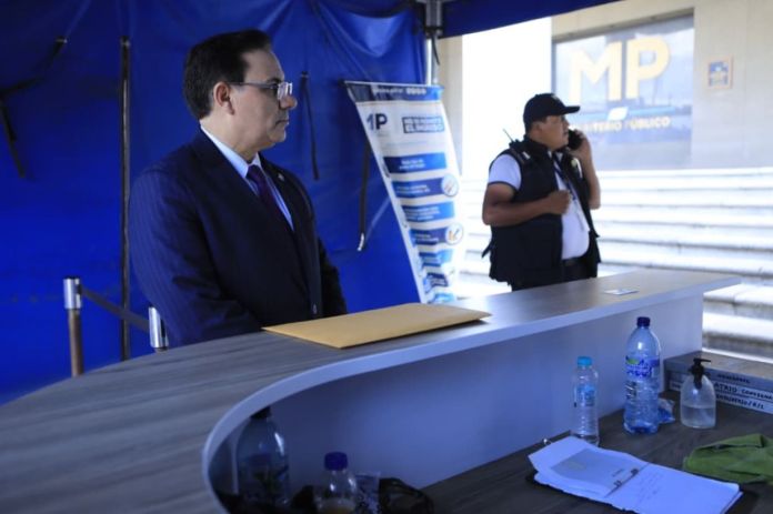 El ministro de Gobernación, Marco Antonio Villeda, acudió personalmente al MP para presentar la denuncia contra el alcalde de Moyuta, Jutiapa. Foto La Hora: Mingob
