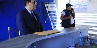 El ministro de Gobernación, Marco Antonio Villeda, acudió personalmente al MP para presentar la denuncia contra el alcalde de Moyuta, Jutiapa. Foto La Hora: Mingob