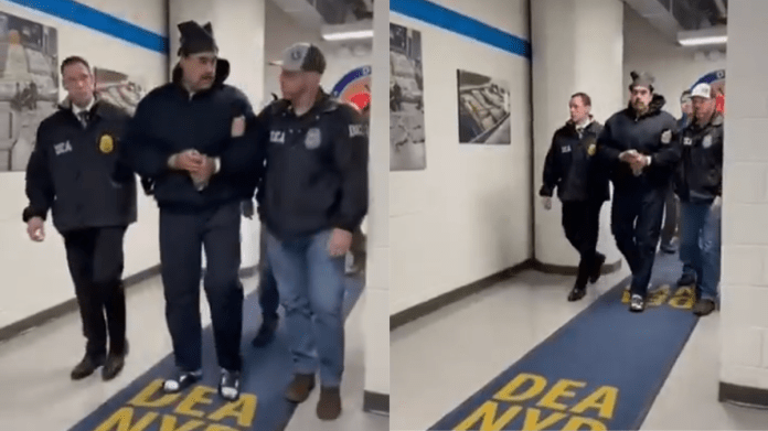 Captura de pantalla de un vídeo en el que aparece el presidente venezolano, Nicolás Maduro, custodiado por agentes de la DEA en Nueva York esta madrugada.