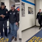 Captura de pantalla de un vídeo en el que aparece el presidente venezolano, Nicolás Maduro, custodiado por agentes de la DEA en Nueva York esta madrugada.