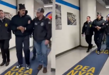 Captura de pantalla de un vídeo en el que aparece el presidente venezolano, Nicolás Maduro, custodiado por agentes de la DEA en Nueva York esta madrugada.