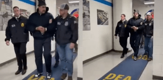 Captura de pantalla de un vídeo en el que aparece el presidente venezolano, Nicolás Maduro, custodiado por agentes de la DEA en Nueva York esta madrugada.