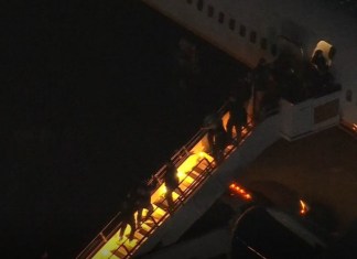 Maduro llega esposado a Nueva York para enfrentar cargos por narcoterrorismo