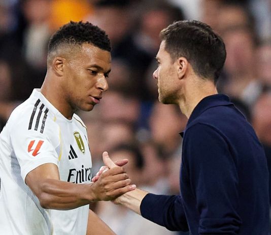 Kylian Mbappé aparentemente no obedeció una orden de Xabi Alonso al momento de la premiación del equipo rival, según se observa en un video publicado. Foto La Hora: Fabrizio Romano/X