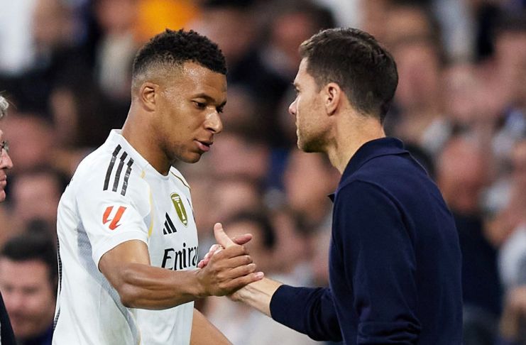 Kylian Mbappé aparentemente no obedeció una orden de Xabi Alonso al momento de la premiación del equipo rival, según se observa en un video publicado. Foto La Hora: Fabrizio Romano/X