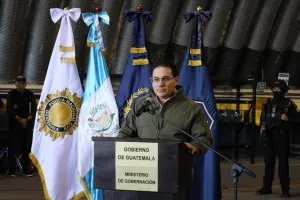 Mingob: Guardias permanecen retenidos y exigencias de reos van desde traslados hasta cama king-size