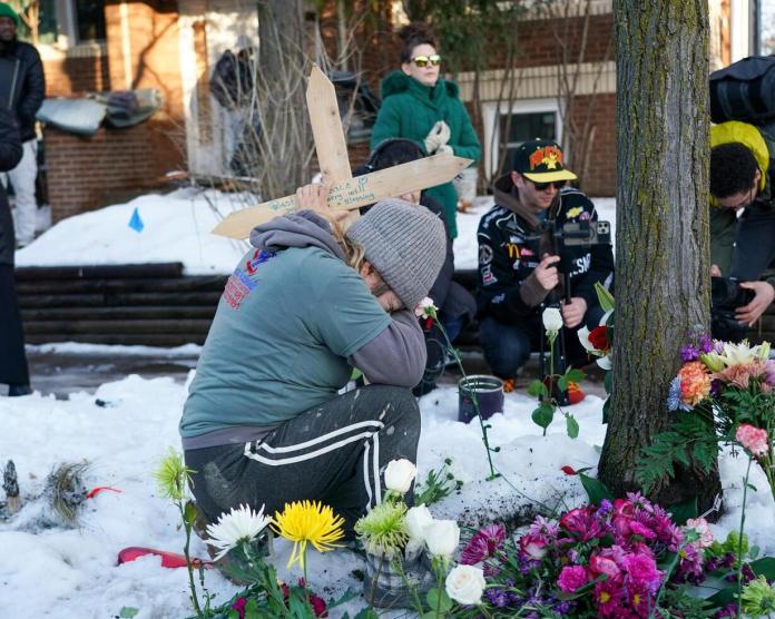 Escuelas de Minneapolis cierran por preocupaciones de seguridad tras muerte de mujer por agente de ICE