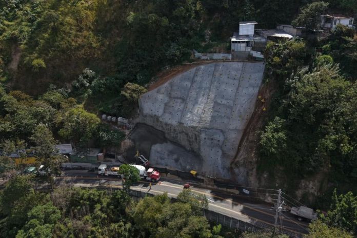 Muro de contención del kilómetro 11.5 de la ruta a Boca del Monte. Foto La Hora: CIV