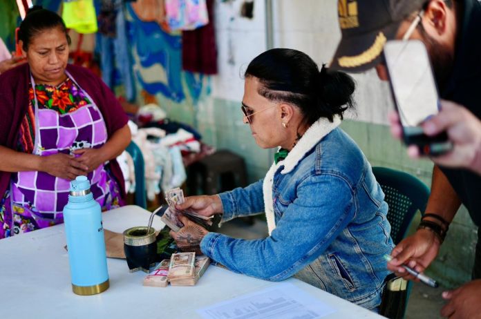 El alcalde Neto Bran hizo entrega de los Q1,500 que ofreció a los inquilinos del mercado la Carolingia luego del incendio del 1 de enero de este año. Foto La Hora: Neto Bran