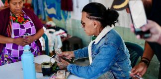 El alcalde Neto Bran hizo entrega de los Q1,500 que ofreció a los inquilinos del mercado la Carolingia luego del incendio del 1 de enero de este año. Foto La Hora: Neto Bran