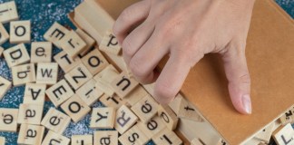 Nuevas palabras y términos aceptados por la RAE en su versión electrónica 23.8.1 del Diccionario de la lengua española (DLE). Foto: Freepik.