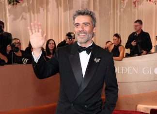 Oscar Isaac en los Premios Golden Globes donde está nominado por Frankenstein, de Guillermo del Toro. Foto La Hora: RRSS