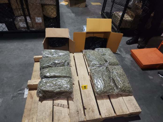 Antinarcóticos incautan paquetes de presunta marihuana en una bodega de zona 12. Foto La Hora: PNC.