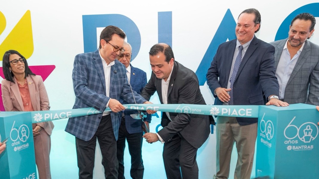 José Antonio Roca, gerente general de Bantrab, junto a representantes de Bantrab y miembros de la Junta Directiva de Bantrab cortando el listón de inauguración del tercer Centro PIACE. Foto: Bantrab.