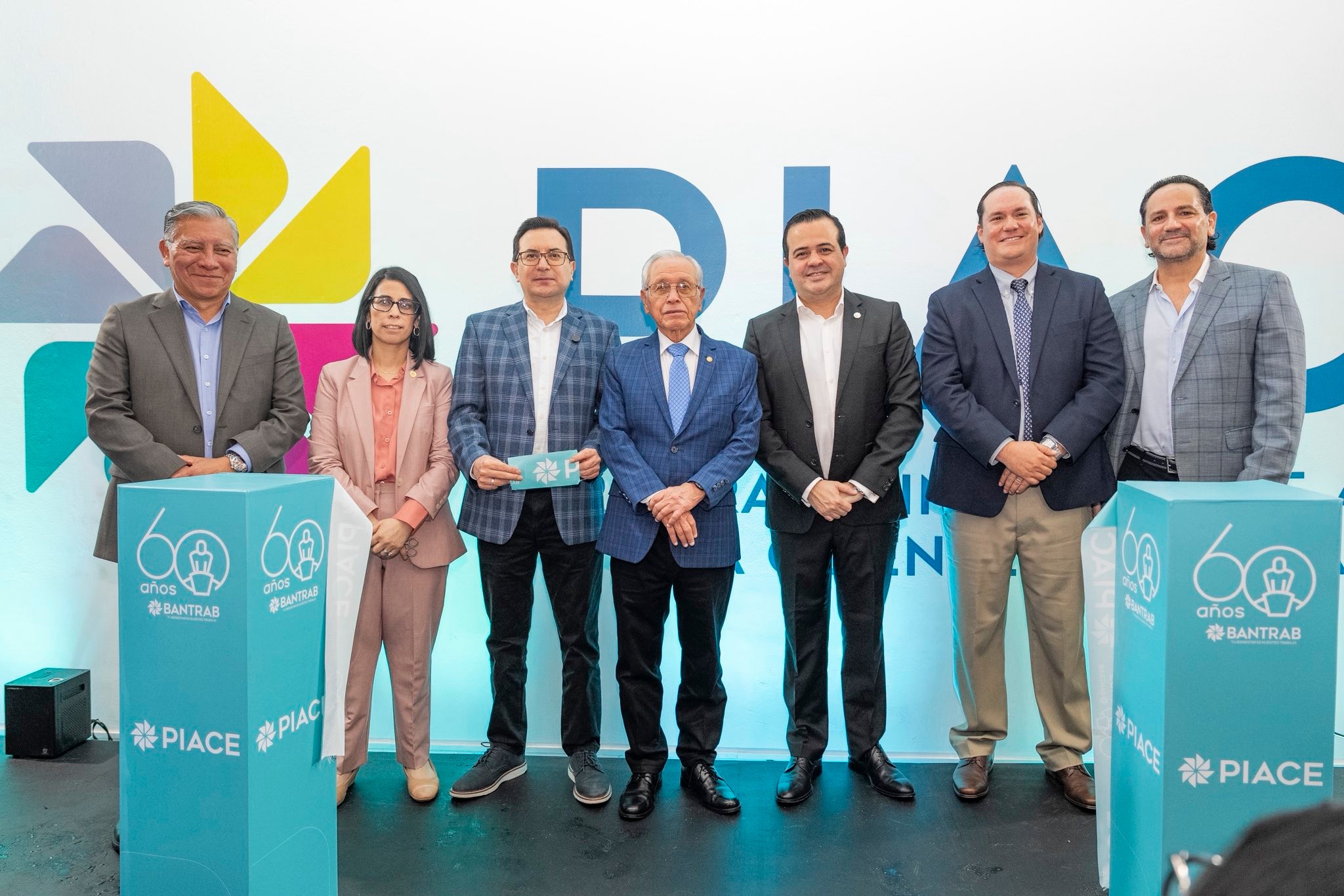 Representantes Bantrab y miembros de Junta Directiva en la inauguración del tercer Centro PIACE de Bantrab. Foto: Bantrab.