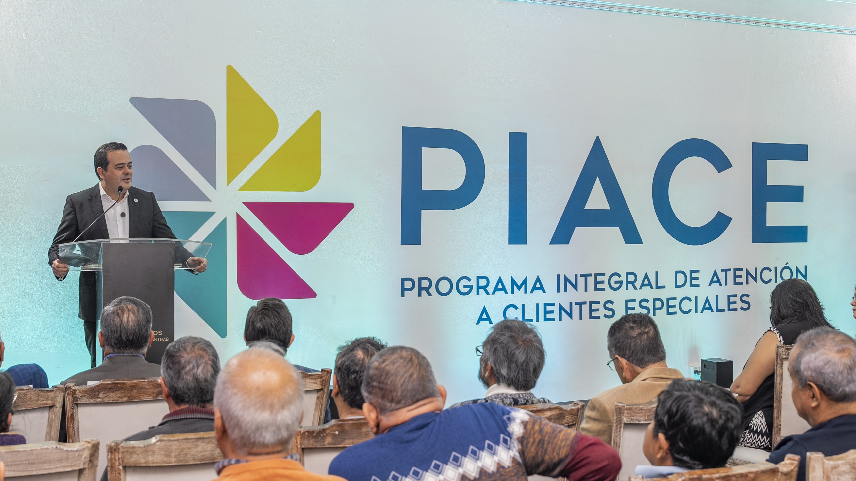 José Antonio Roca, gerente general de Bantrab, durante inauguración de Centro PIACE en el Centro Histórico, Foto: Bantrab.