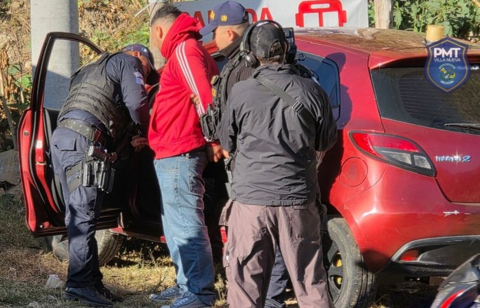 Operativo de control vehicular en el ingreso a Ciudad Peronia, zona 8 del municipio de Villa Nueva deja un detenido. Foto: PMT DE VILLA NUEVA