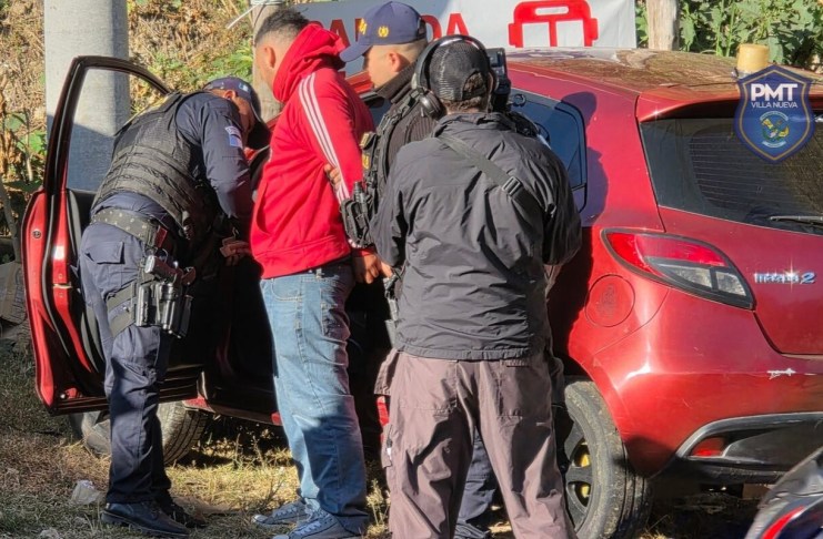 Operativo de control vehicular en el ingreso a Ciudad Peronia, zona 8 del municipio de Villa Nueva deja un detenido. Foto: PMT DE VILLA NUEVA