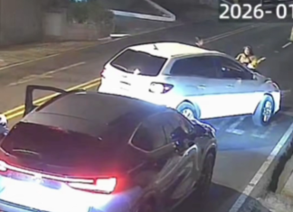 Conductor atropella a agente de PMT en Muxbal, Santa Catarina Pinula. Foto: Captura de pantalla/ Sebastian Siero