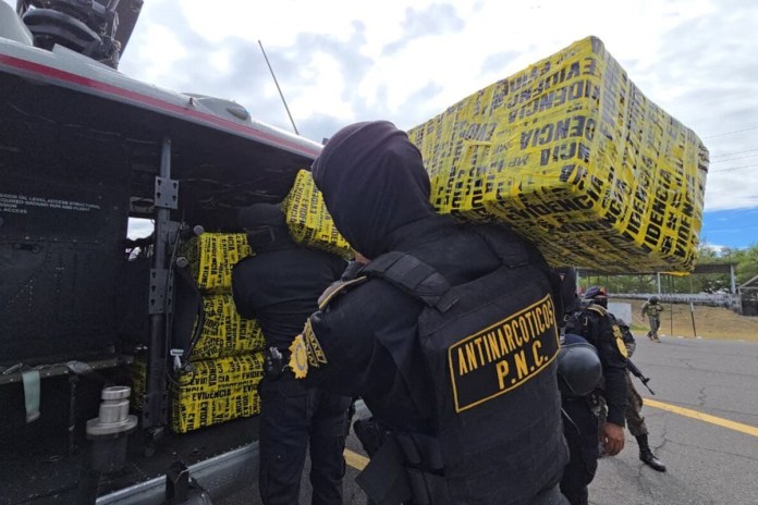 Autoridades de la Policía Nacional Civil (PNC) indicó que la droga fue trasladada a las bodegas de la Subdirección General de Análisis de Información Antinarcótica (SGAIA), ubicadas en zona 6. Foto: PNC