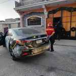 En este vehículo se movilizaba el presunto pandillero de la MS que murió en la entrada de la vivienda en Terranova, zona 6 de Villa Nueva, luego disparar contra los agentes. Foto La Hora: BM