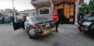 En este vehículo se movilizaba el presunto pandillero de la MS que murió en la entrada de la vivienda en Terranova, zona 6 de Villa Nueva, luego disparar contra los agentes. Foto La Hora: BM
