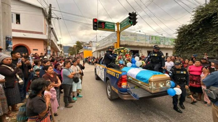 Los elementos policiales fallecidos recibieron honras fúnebres en la sede de Gobernación y luego los féretros fueron llevados a sus lugares de origen. Foto La Hora: Noti Rabinal Baja Verapaz Gt