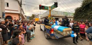 Los elementos policiales fallecidos recibieron honras fúnebres en la sede de Gobernación y luego los féretros fueron llevados a sus lugares de origen. Foto La Hora: Noti Rabinal Baja Verapaz Gt