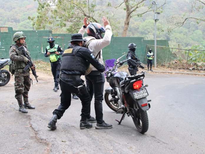 Autoridades llevan a cabo operativos en vuelta La calavera, Canalitos, zona 24. Foto La Hora: PNC.