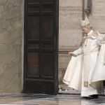 Imagen cedida por el Vaticano del cierre solemne de la Puerta Santa de la basílica de San Pedro. Foto: La Hora/ EFE