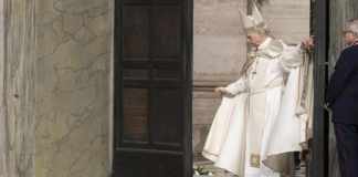 Imagen cedida por el Vaticano del cierre solemne de la Puerta Santa de la basílica de San Pedro. Foto: La Hora/ EFE