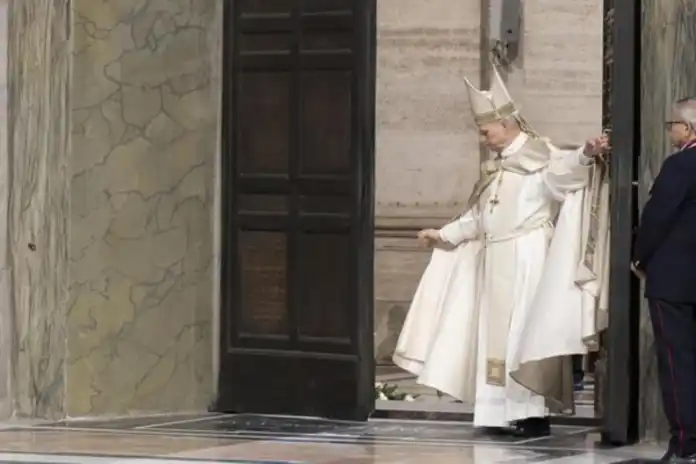 Papa Leon XIV Imagen cedida por el Vaticano del cierre solemne de la Puerta Santa de la basílica de San Pedro. Foto: La Hora/ EFE