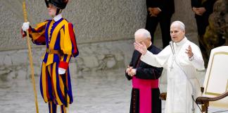 El papa León XIV durante el consistorio con cardenales en el Vaticano, donde pidió escuchar y acompañar a las víctimas de abusos.