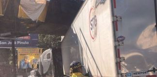 El alcalde Sebastián Siero desmintió que el tráiler no haya podido pasar por el lugar y dijo que la publicación de la cuenta "Vecinos SCP" es falsa. Foto La Hora: Vecinos SCP