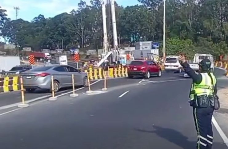 El proyecto se construye en el kilómetro 20 de la CA-9. La PMT pide precaución a quienes se conducen por la carretera. Foto La Hora: captura de pantalla